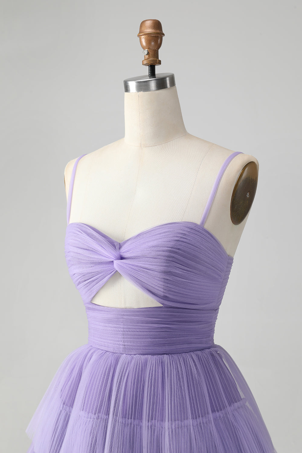 Lindo vestido de cóctel corto de tul con tirantes finos y una línea morado