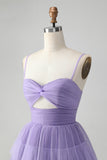 Lindo vestido de cóctel corto de tul con tirantes finos y una línea morado