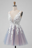 Elegante vestido de cóctel corto gris rosa con cuello en V y flores con perla