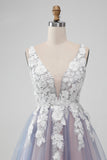Elegante vestido de cóctel corto gris rosa con cuello en V y flores con perla