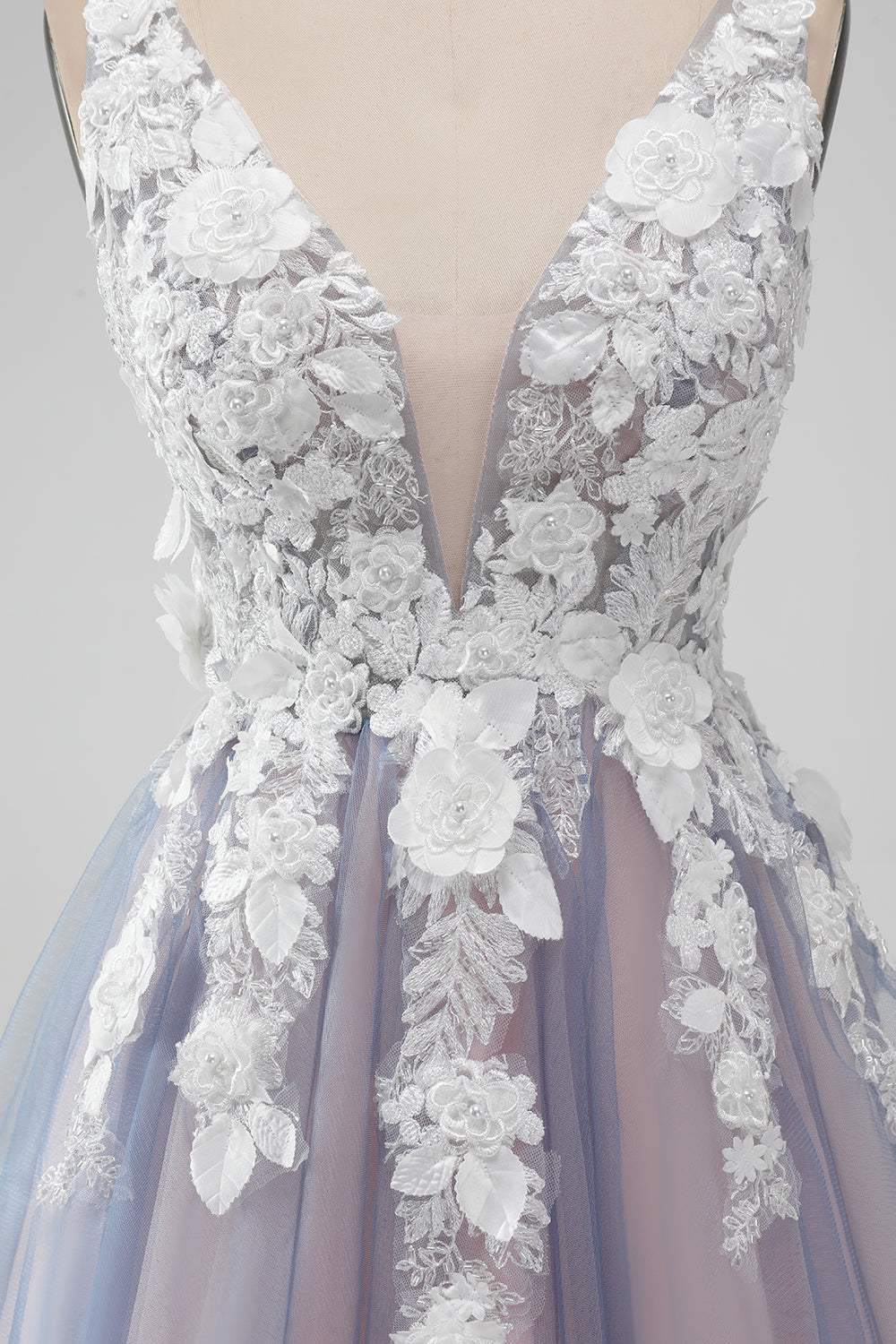 Elegante vestido de cóctel corto gris rosa con cuello en V y flores con perla