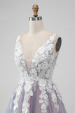 Elegante vestido de cóctel corto gris rosa con cuello en V y flores con perla