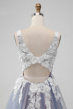 Elegante vestido de cóctel corto gris rosa con cuello en V y flores con perla