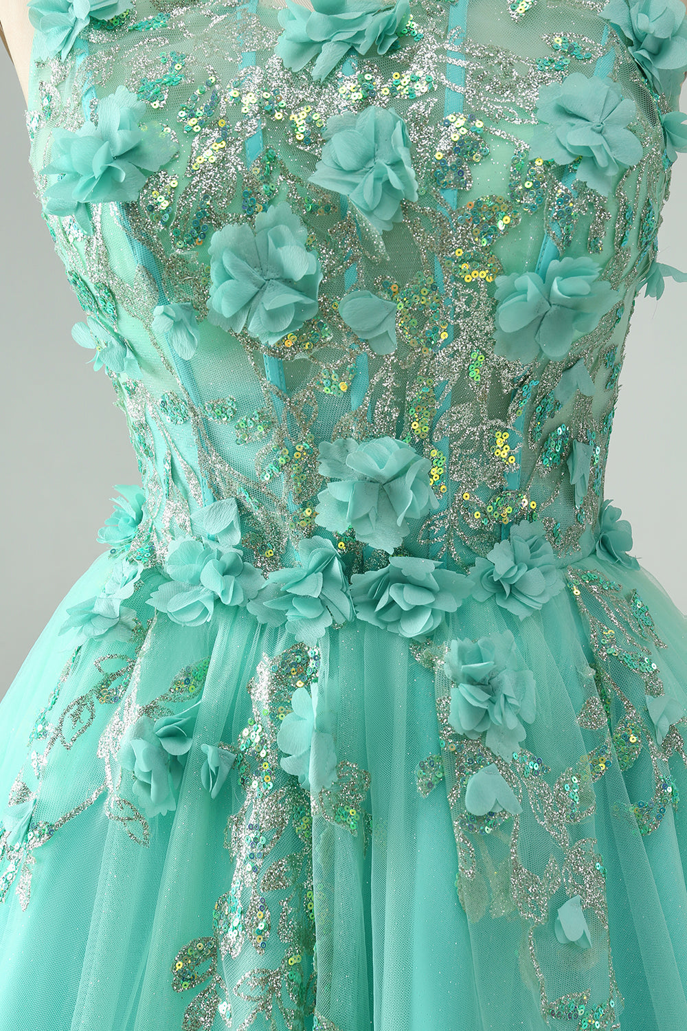 Vestido de fiesta de tul corto con corsé de lentejuelas y apliques en color verde