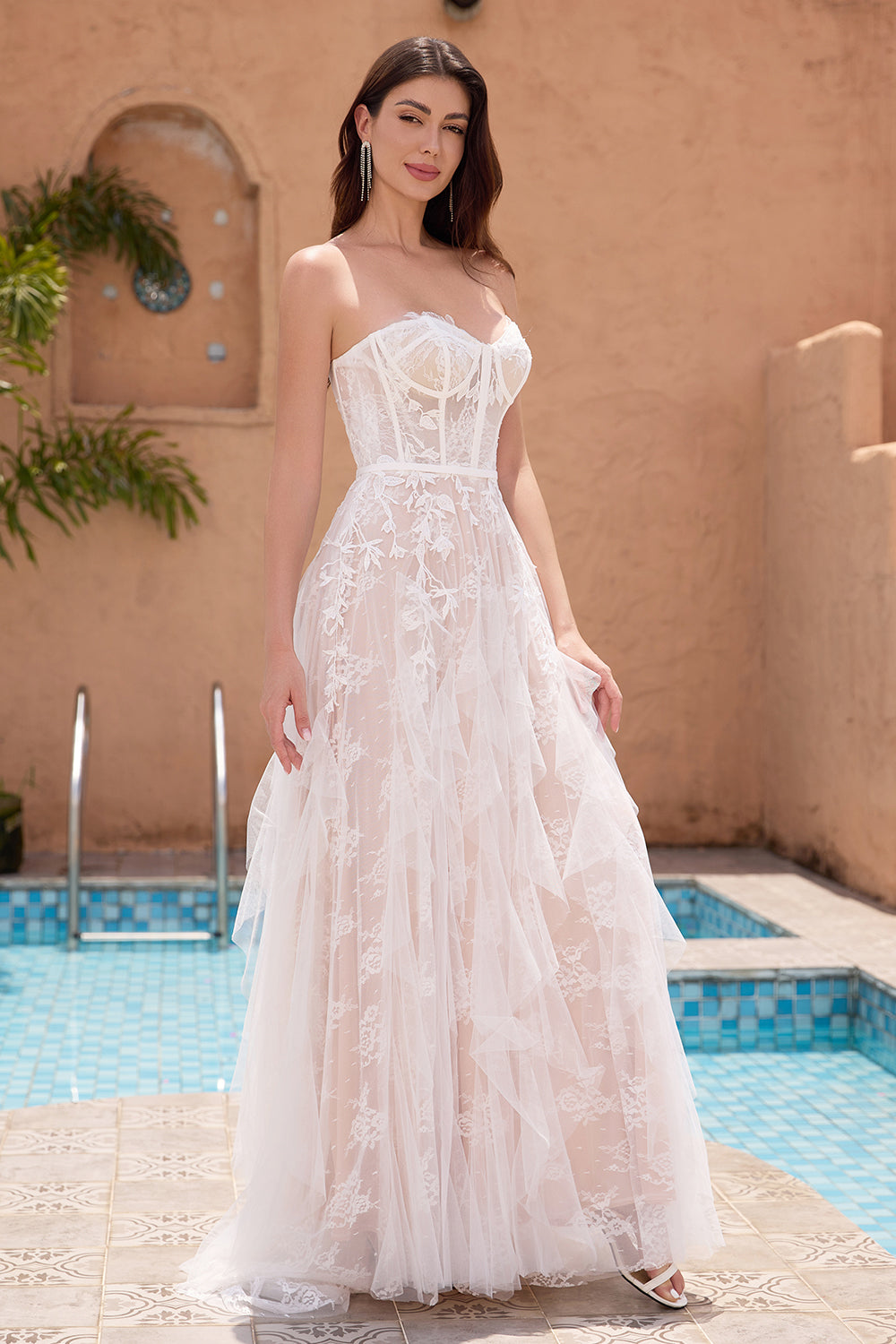 Vestido de novia blanco A Line Sweetheart Sweep Train Corsé con volantes con encaje de apliques