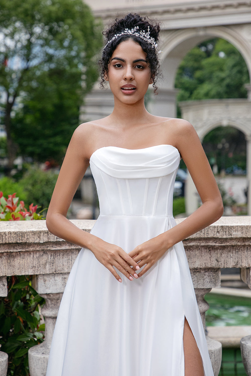 Elegante vestido de novia blanco una línea sin tirantes plisado de tren de tren con abertura