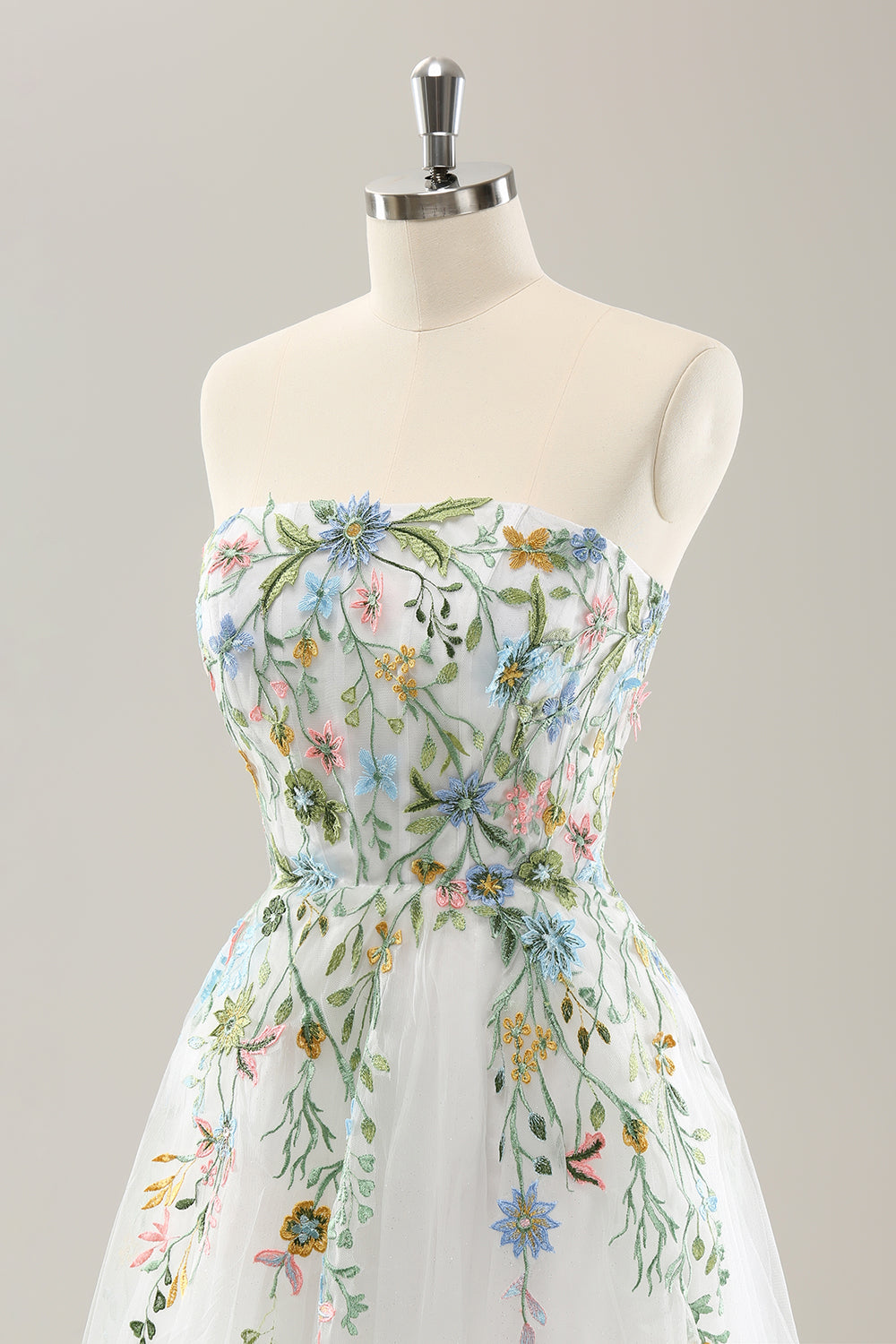 Vestido de novia de tul blanco de una línea sin tirantes de flores 3D con abertura