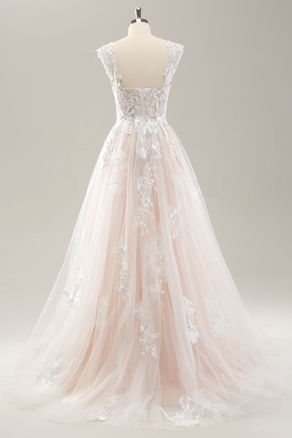 Vestido de novia de tul blanco con hombros descubiertos con encaje de apliques