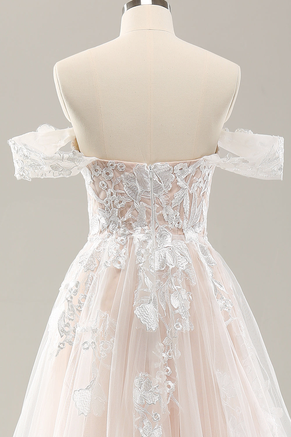 Vestido de novia de tul blanco con hombros descubiertos con encaje de apliques