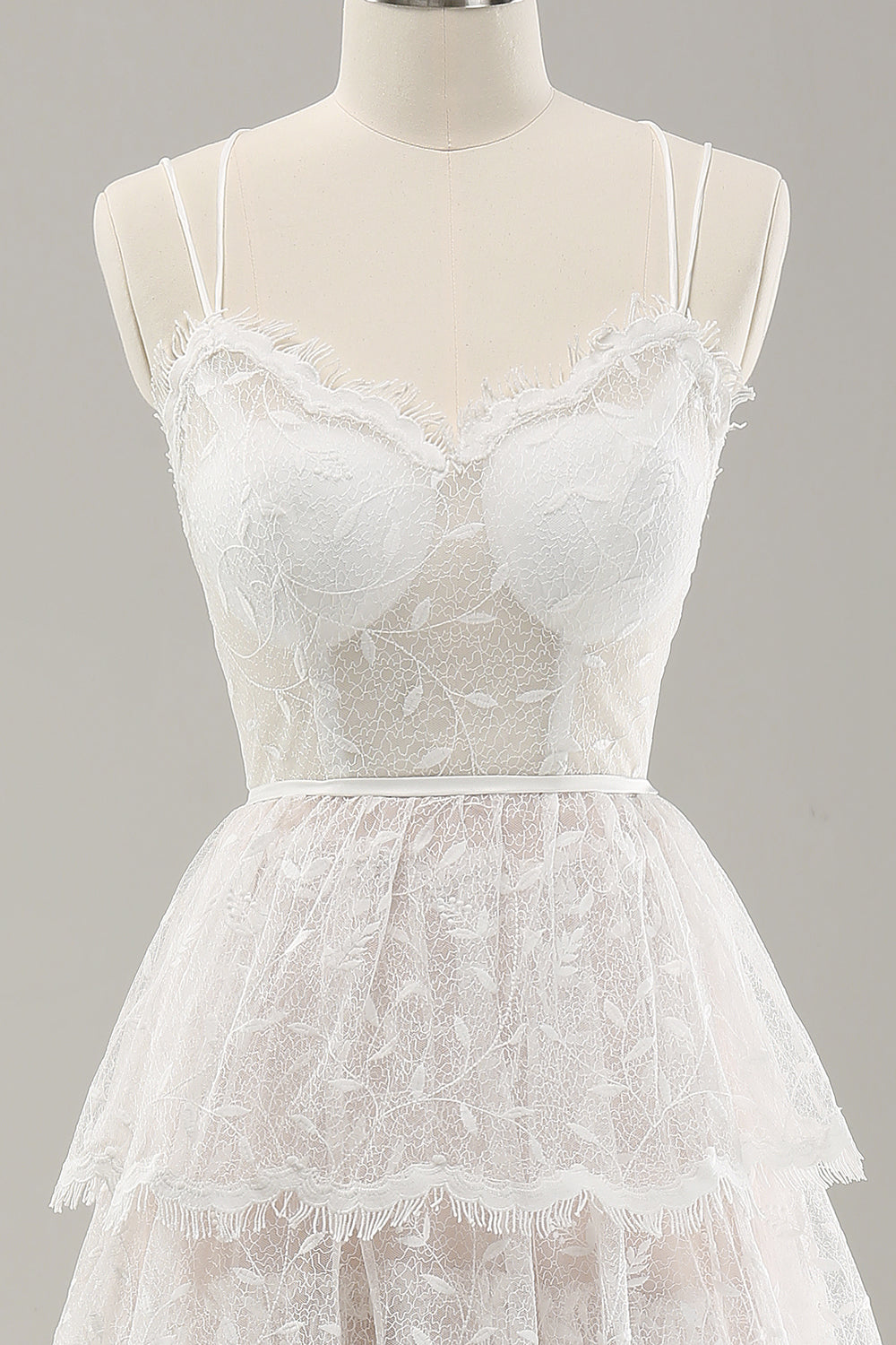 Vestido de novia blanco de encaje escalonado con tirantes finos de una línea con cordones en la espalda