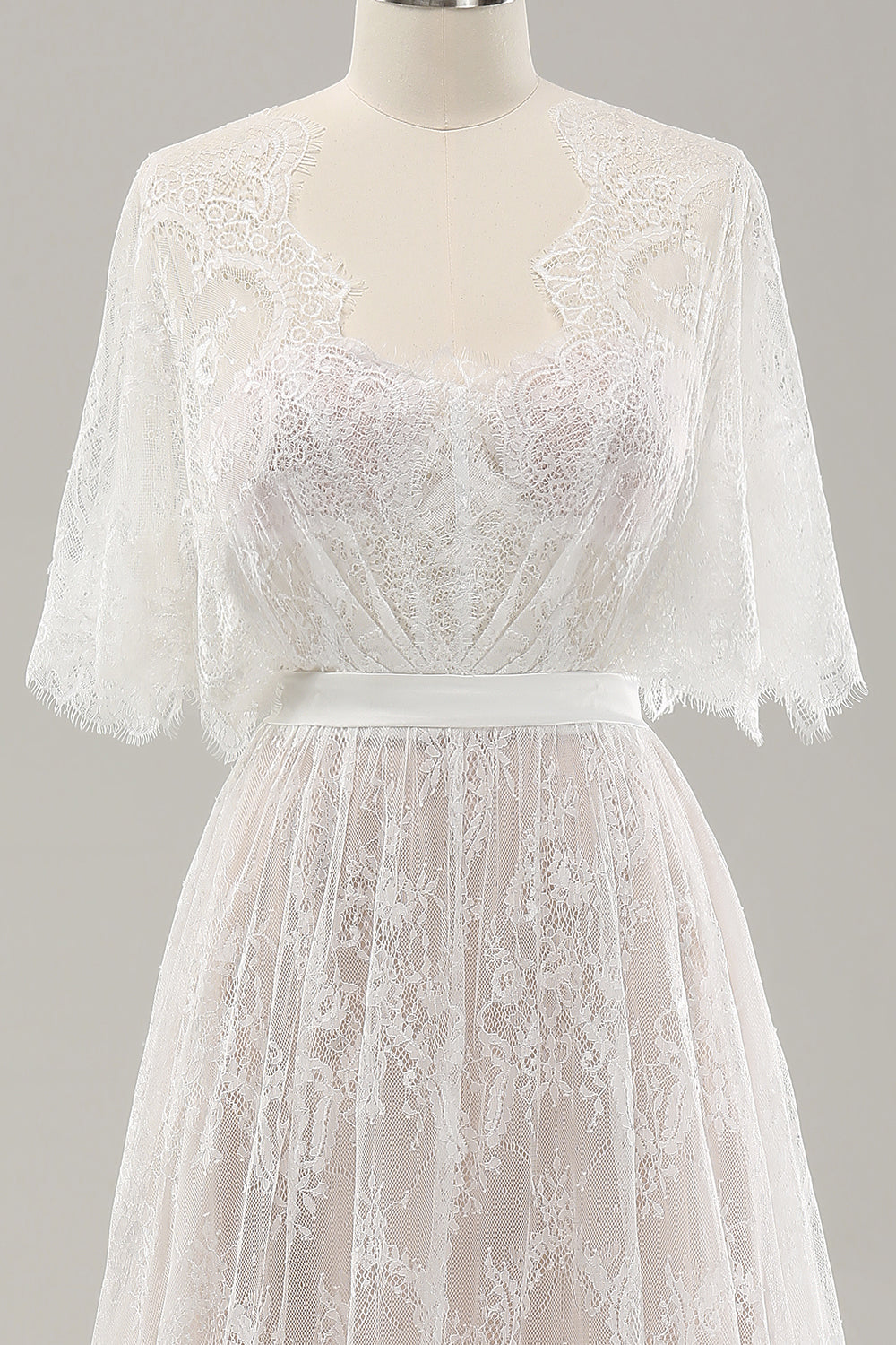 Vestido de novia largo blanco de encaje de novia de una línea con mangas cortas