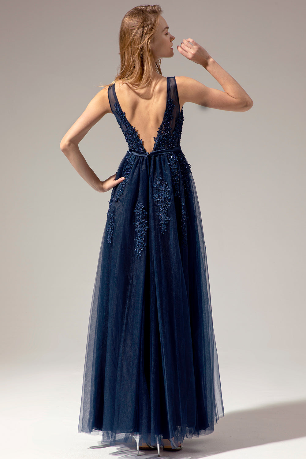 Vestido gris con apliques