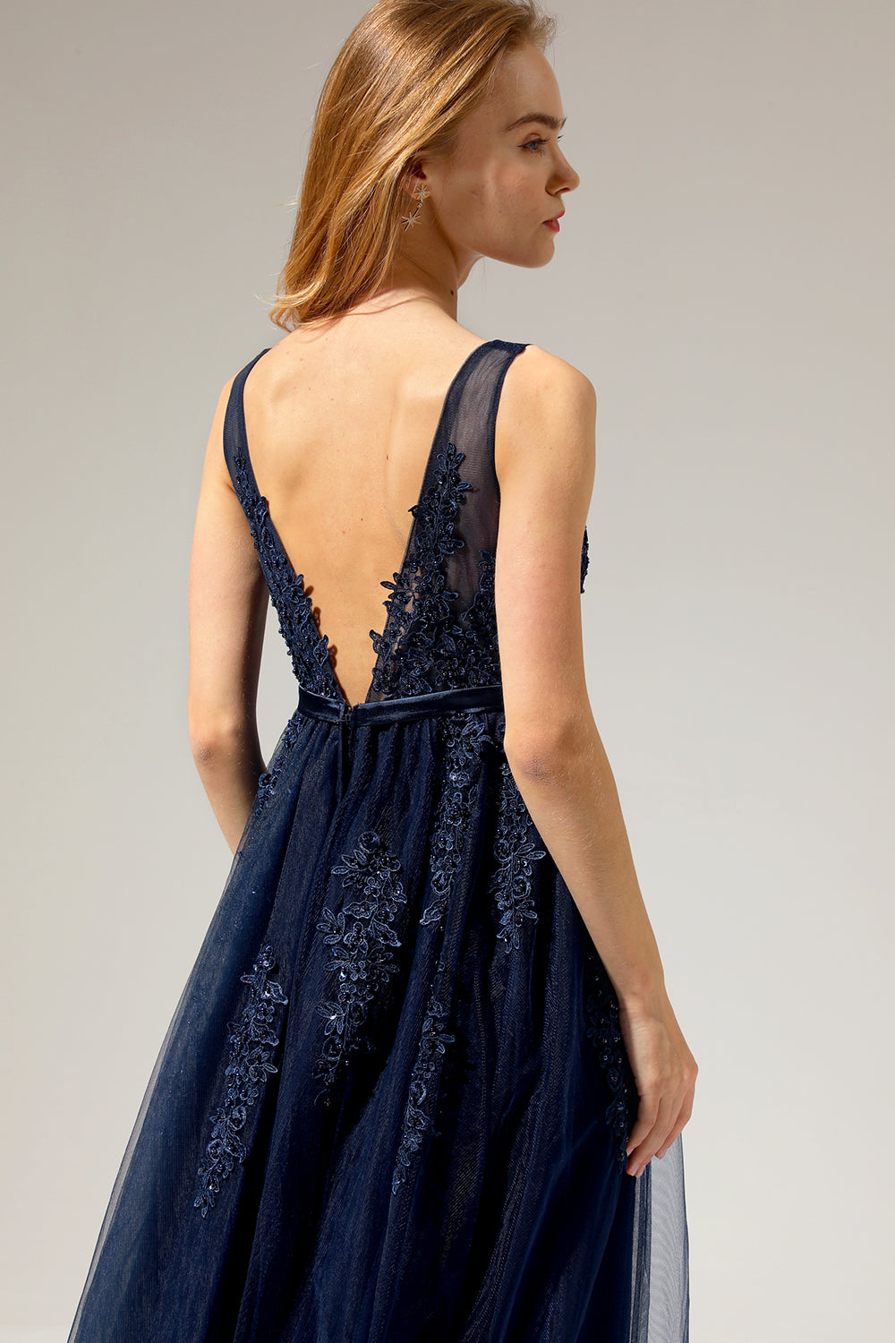 Vestido gris con apliques