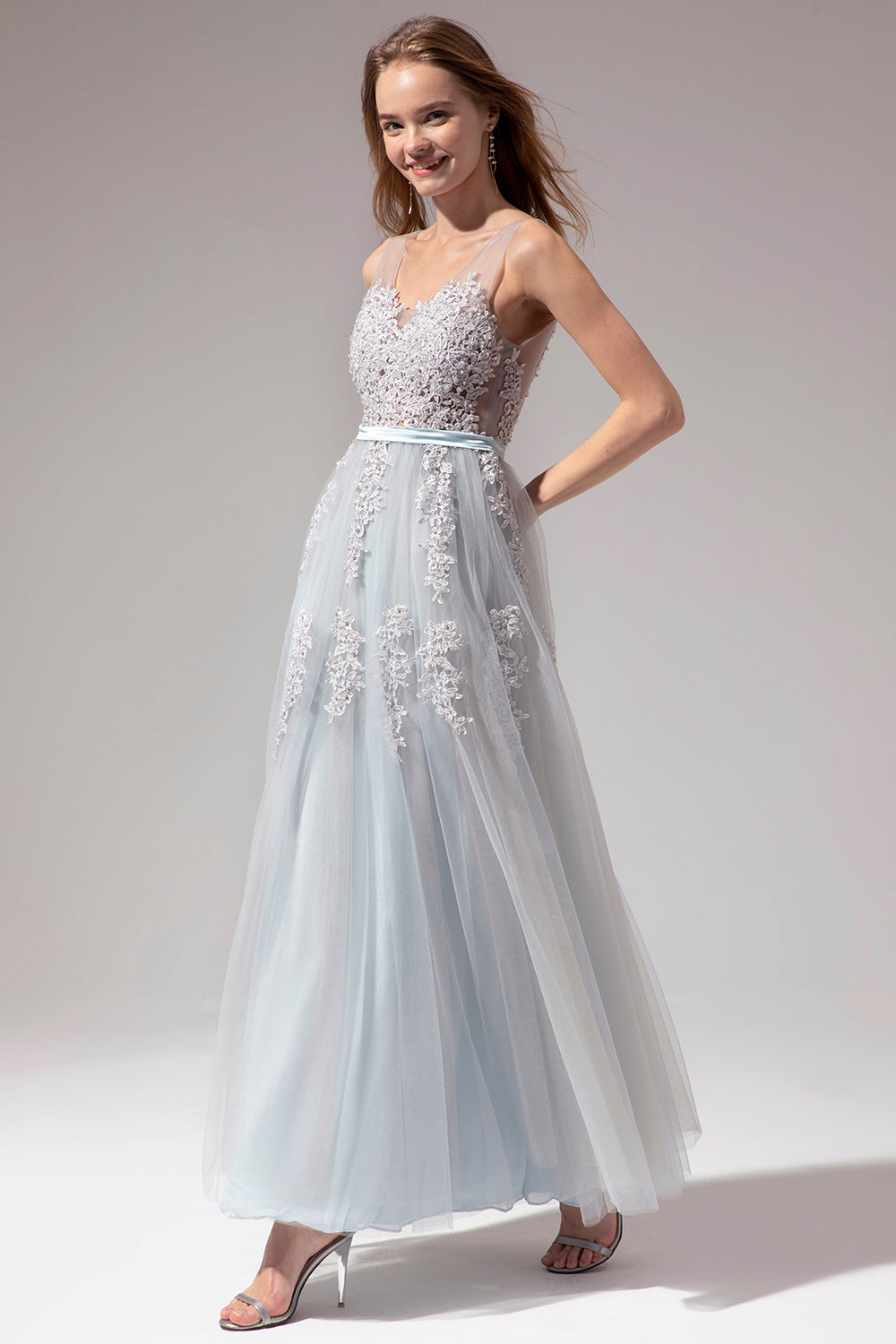 Vestido gris con apliques