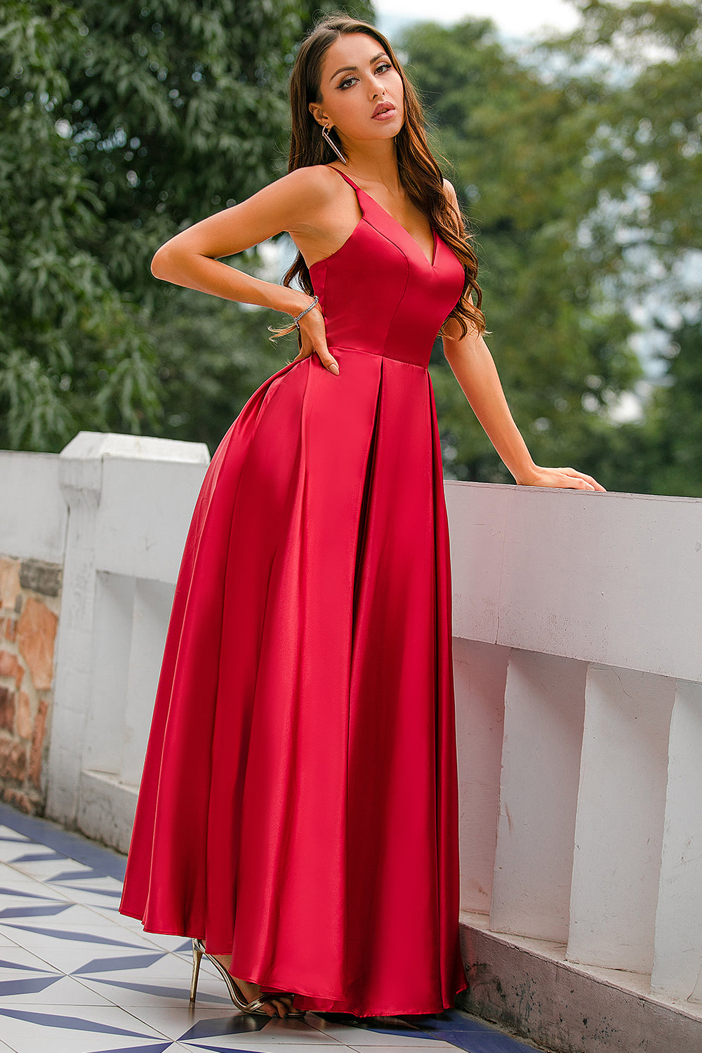 Vestido de satén burdeos