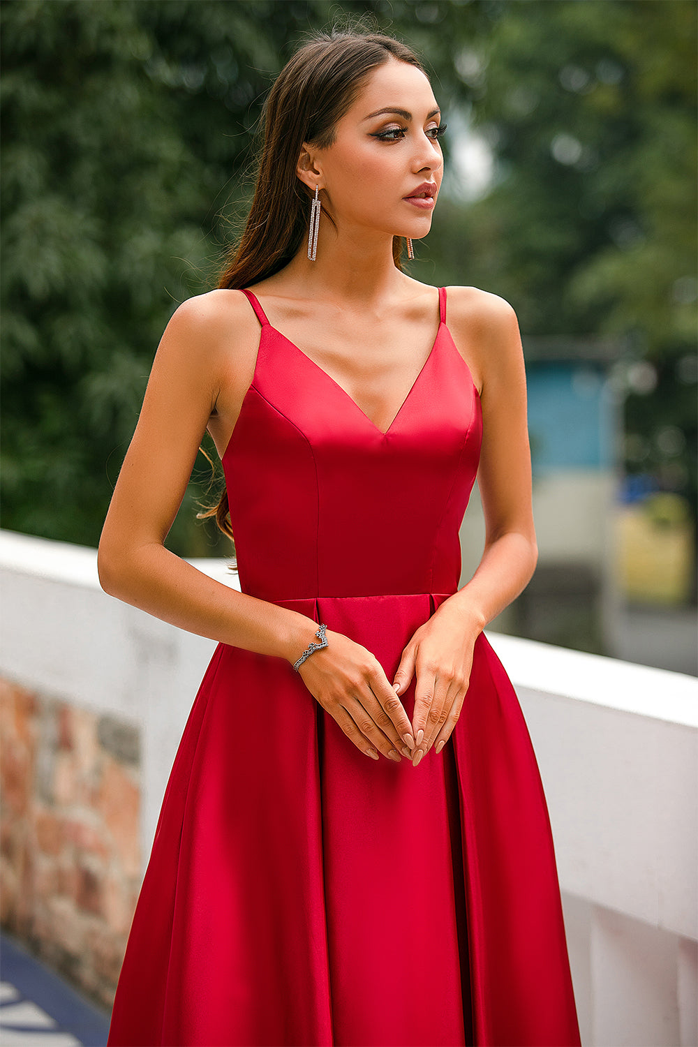 Vestido de satén burdeos