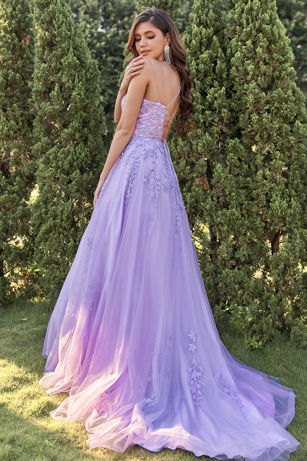 Vestido de fiesta de tul púrpura con apliques