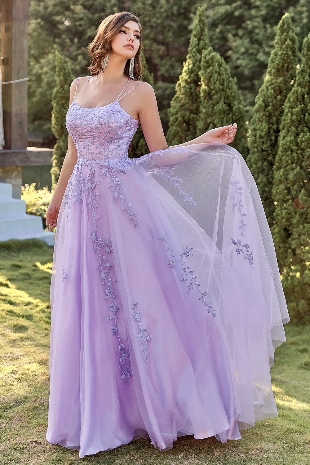 Vestido de fiesta de tul púrpura con apliques
