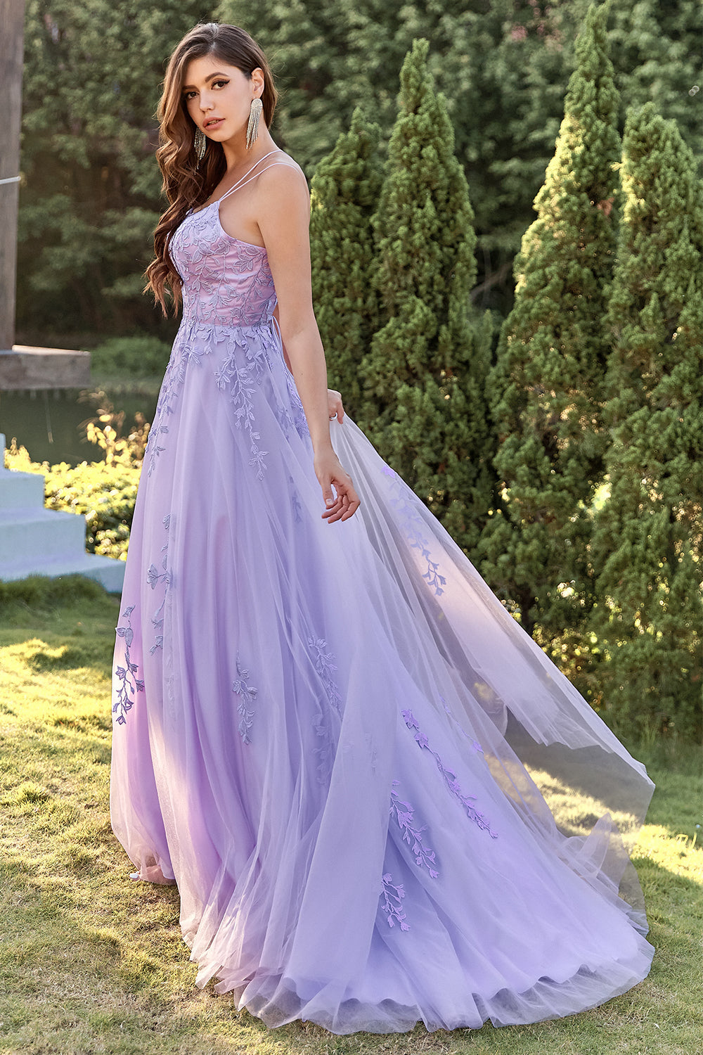 Vestido de fiesta de tul púrpura con apliques
