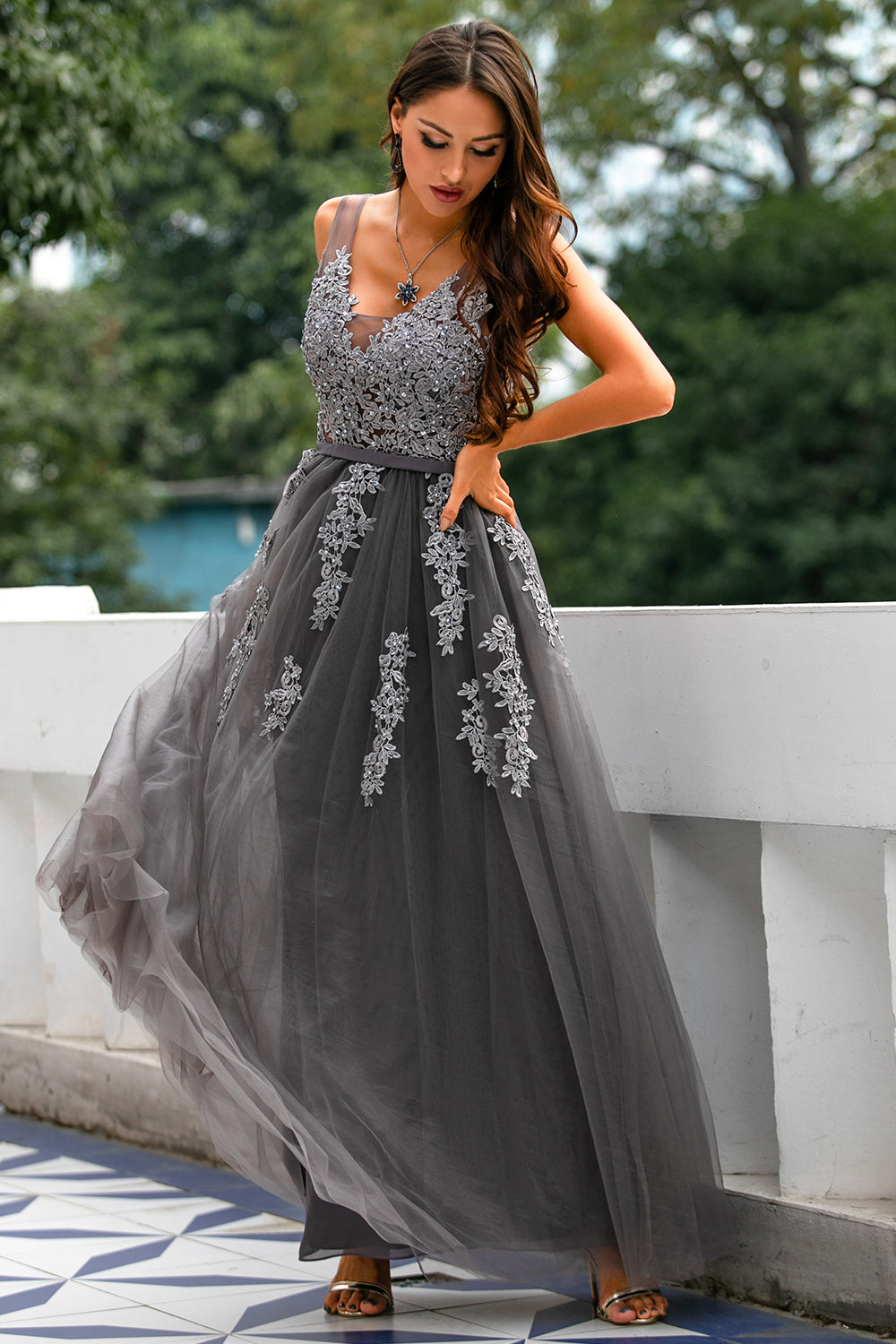 Vestido de fiesta de tul gris con apliques