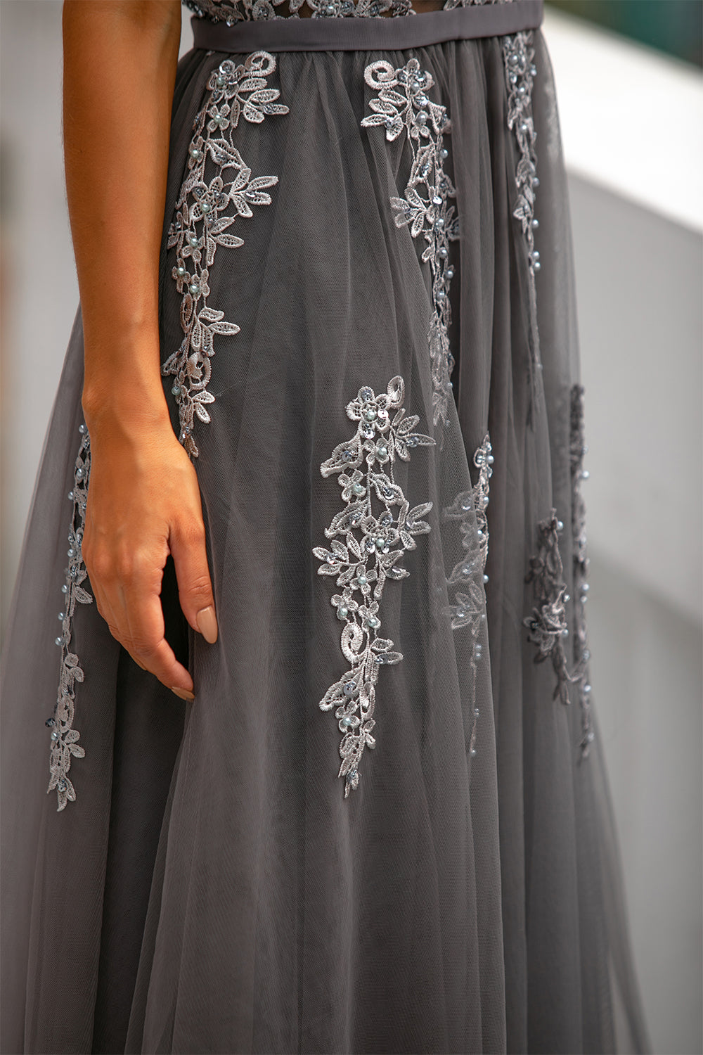 Vestido de fiesta de tul gris con apliques