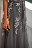 Vestido de fiesta de tul gris con apliques