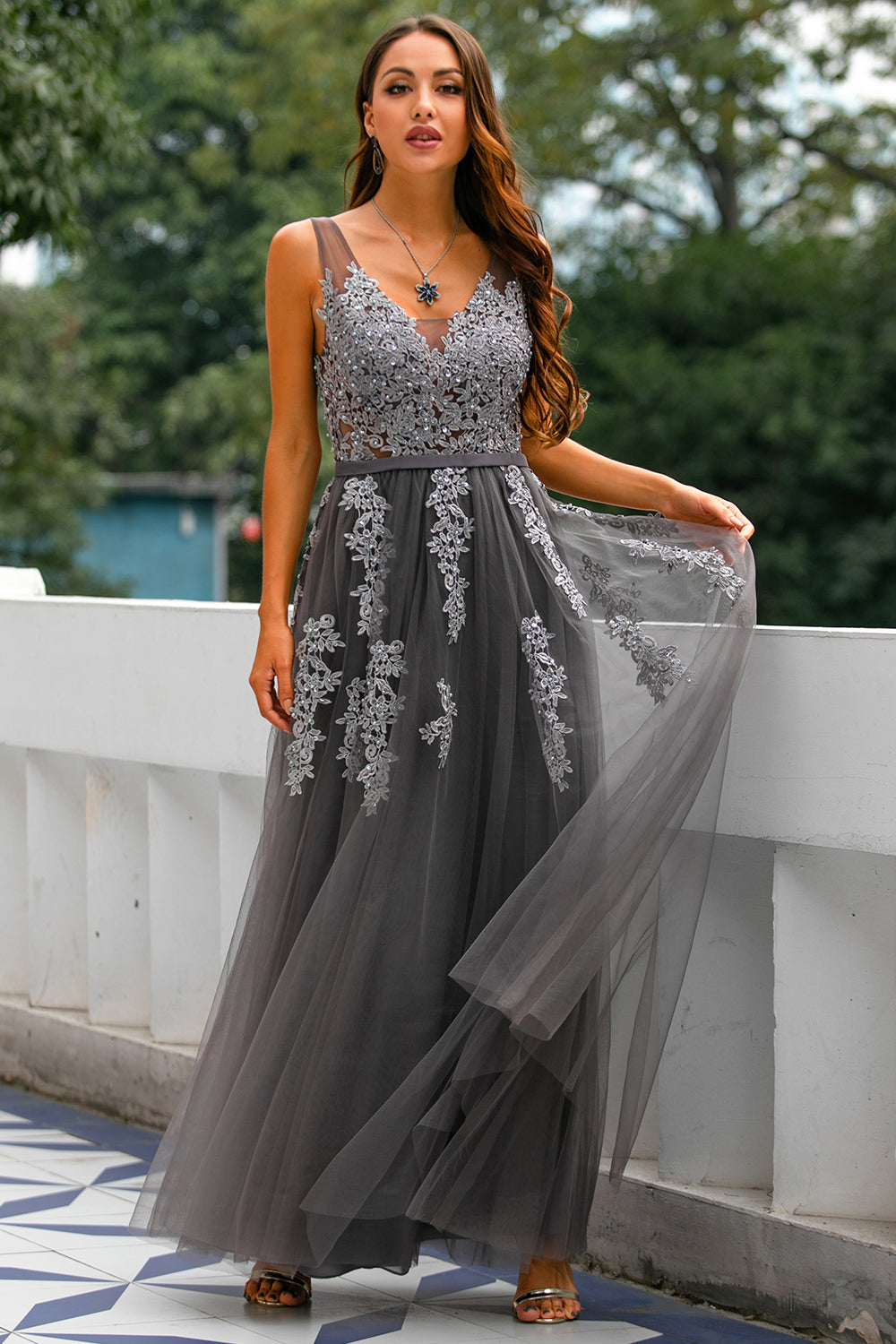 Vestido de fiesta de tul gris con apliques