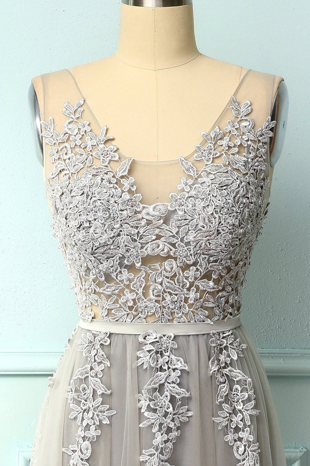 Vestido gris con apliques