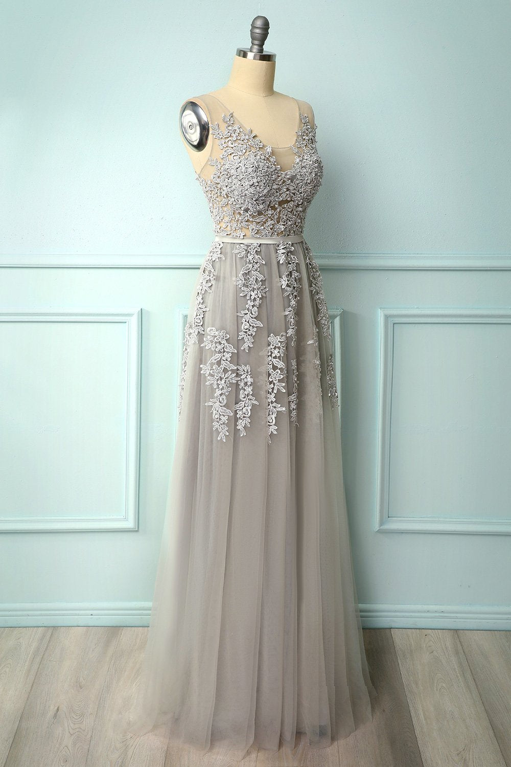 Vestido gris con apliques