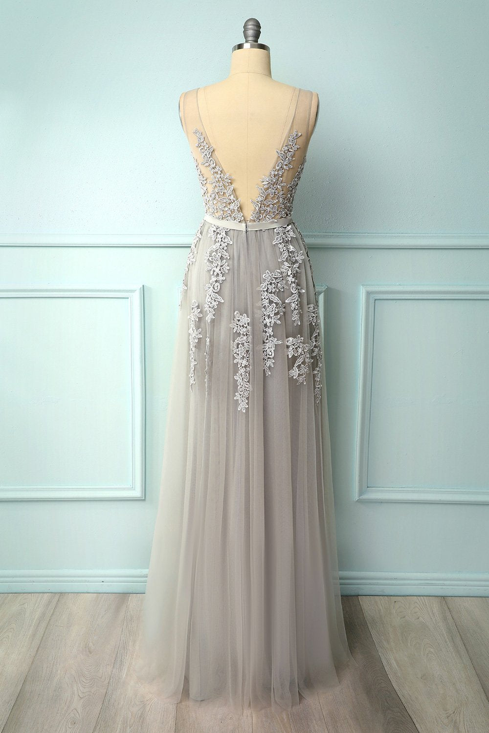 Vestido gris con apliques