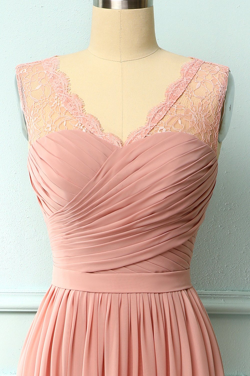 Vestido de encaje con volantes y rubor