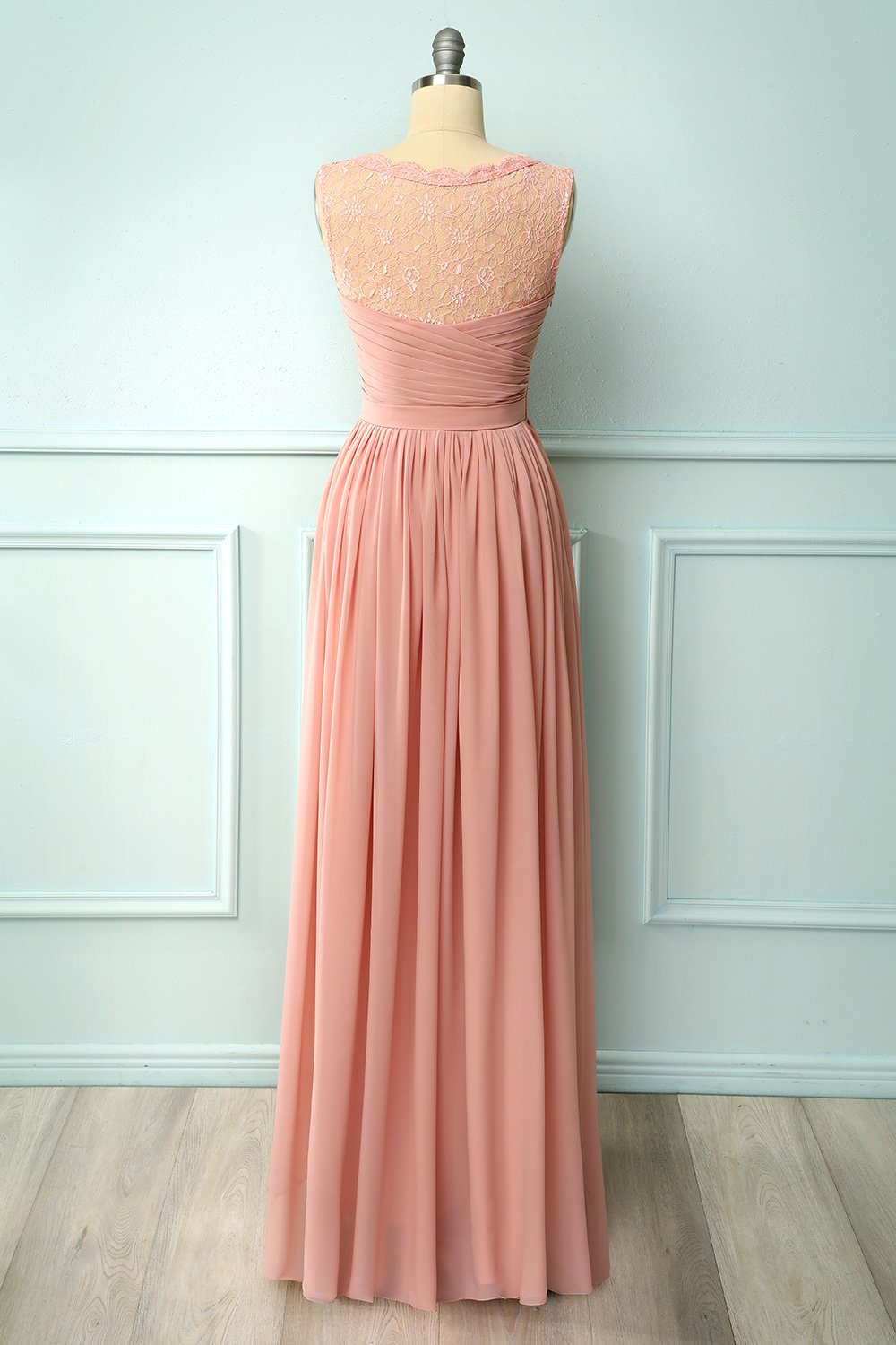 Vestido de encaje con volantes y rubor