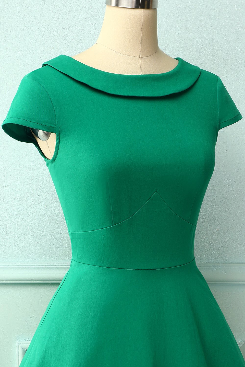 Vestido con cuello barco verde de los años 50