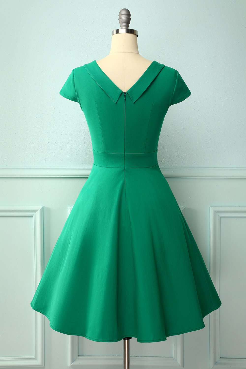 Vestido con cuello barco verde de los años 50