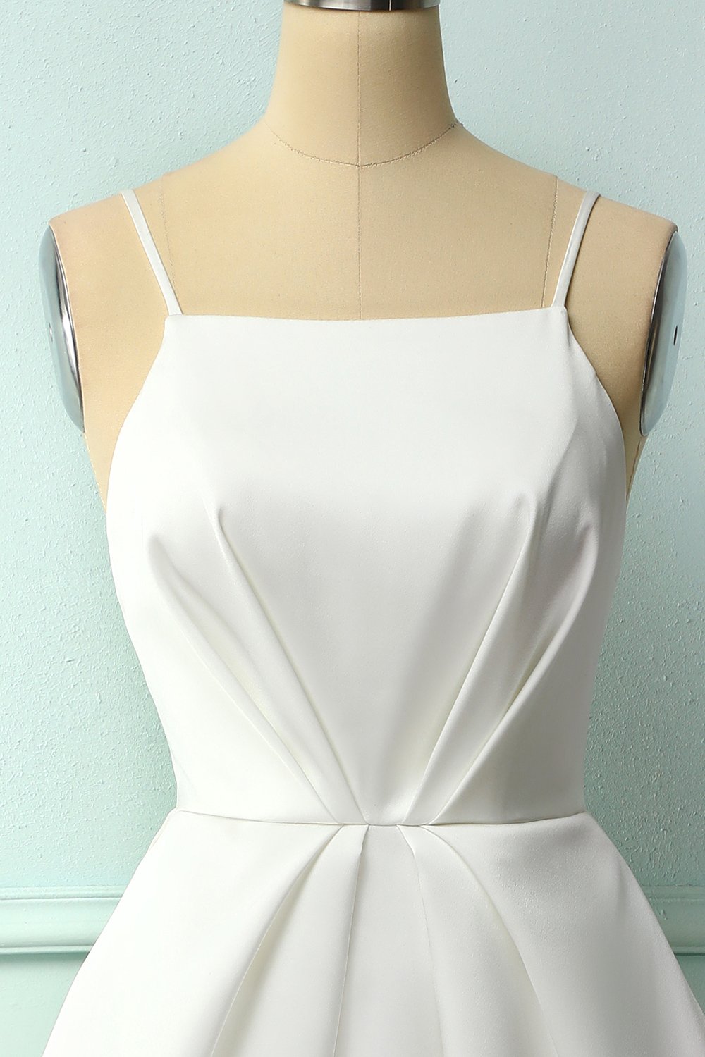 Vestido a media pierna con tirantes finos blancos