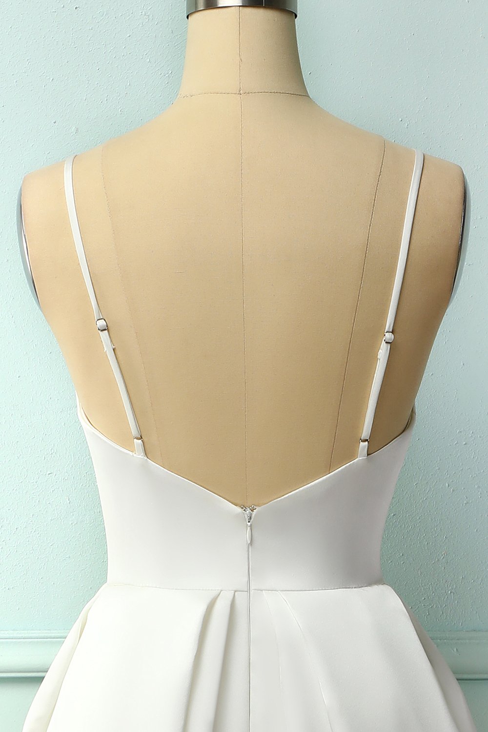 Vestido a media pierna con tirantes finos blancos