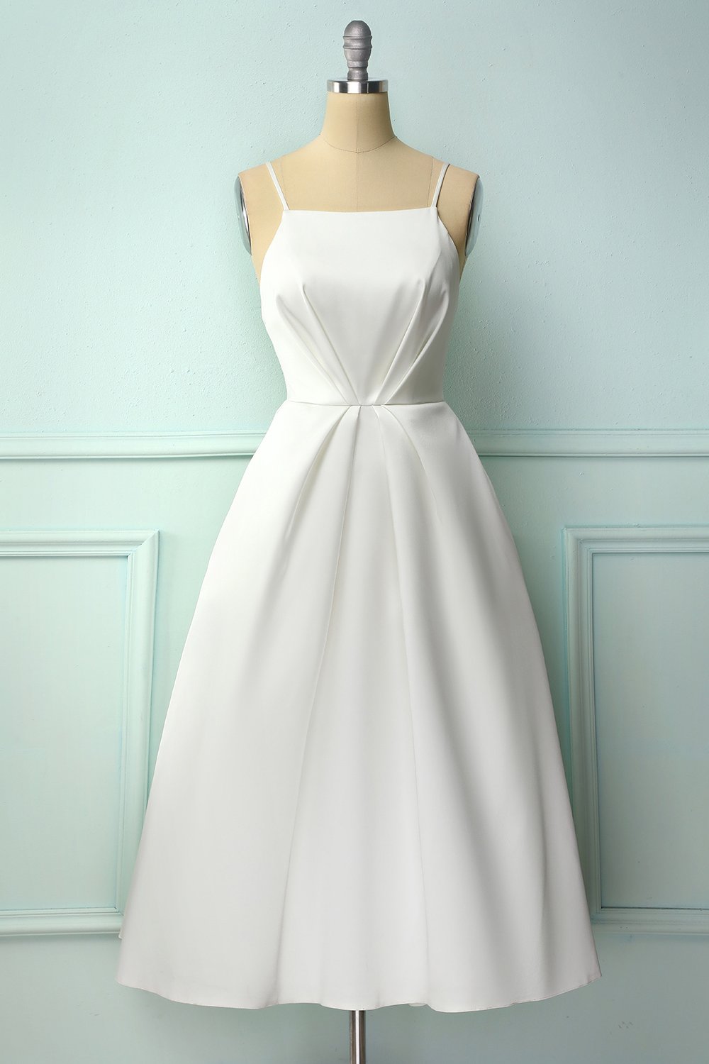 Vestido a media pierna con tirantes finos blancos