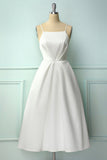 Vestido a media pierna con tirantes finos blancos