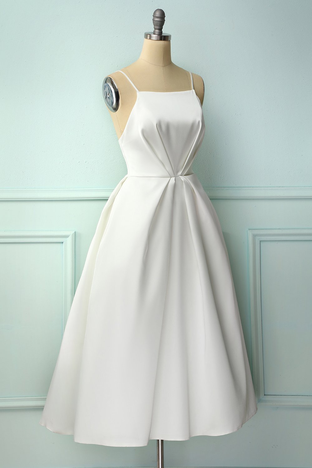 Vestido a media pierna con tirantes finos blancos