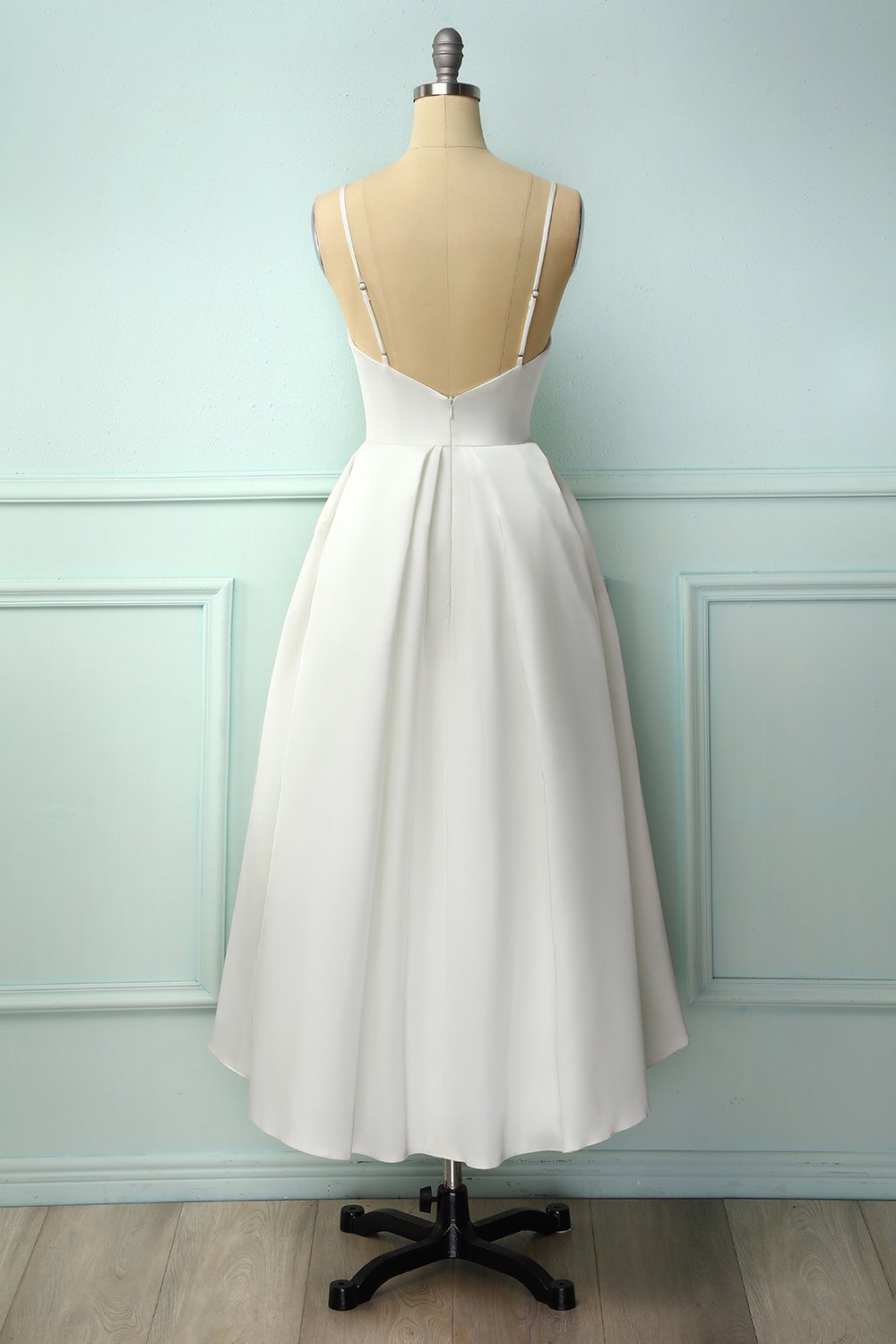 Vestido a media pierna con tirantes finos blancos
