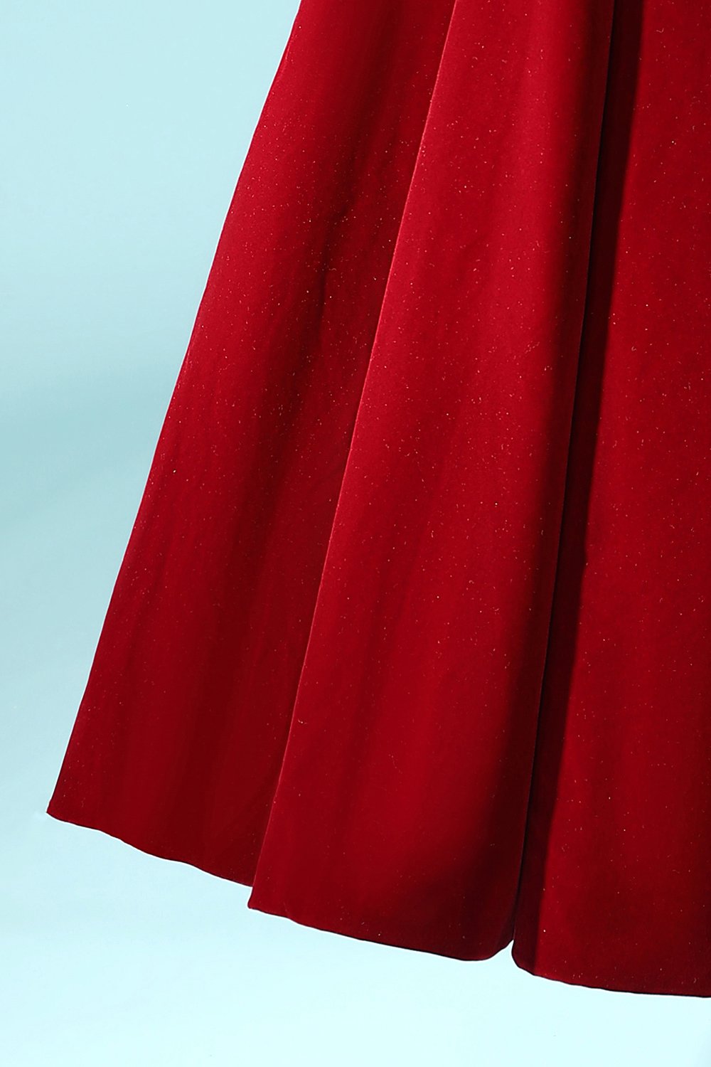 Vestido de terciopelo con hombros descubiertos burdeos