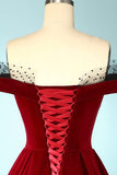 Vestido de terciopelo con hombros descubiertos burdeos