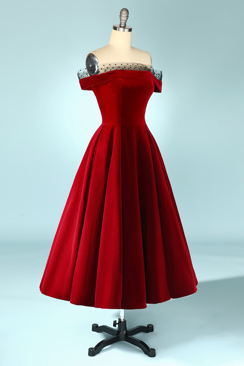 Vestido de terciopelo con hombros descubiertos burdeos