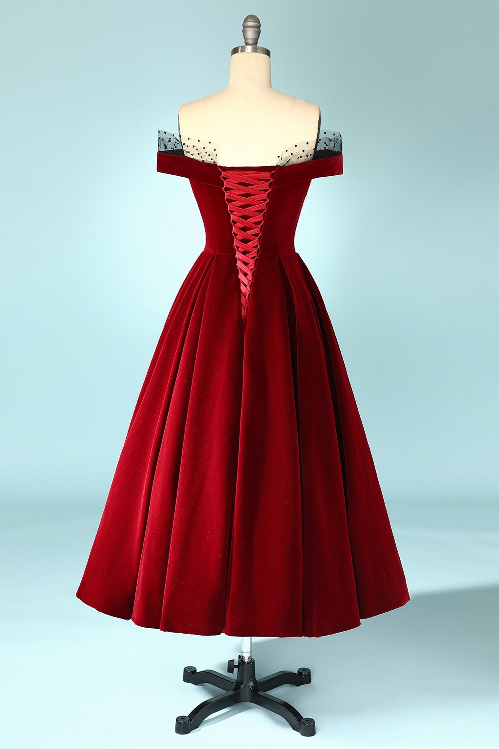 Vestido de terciopelo con hombros descubiertos burdeos
