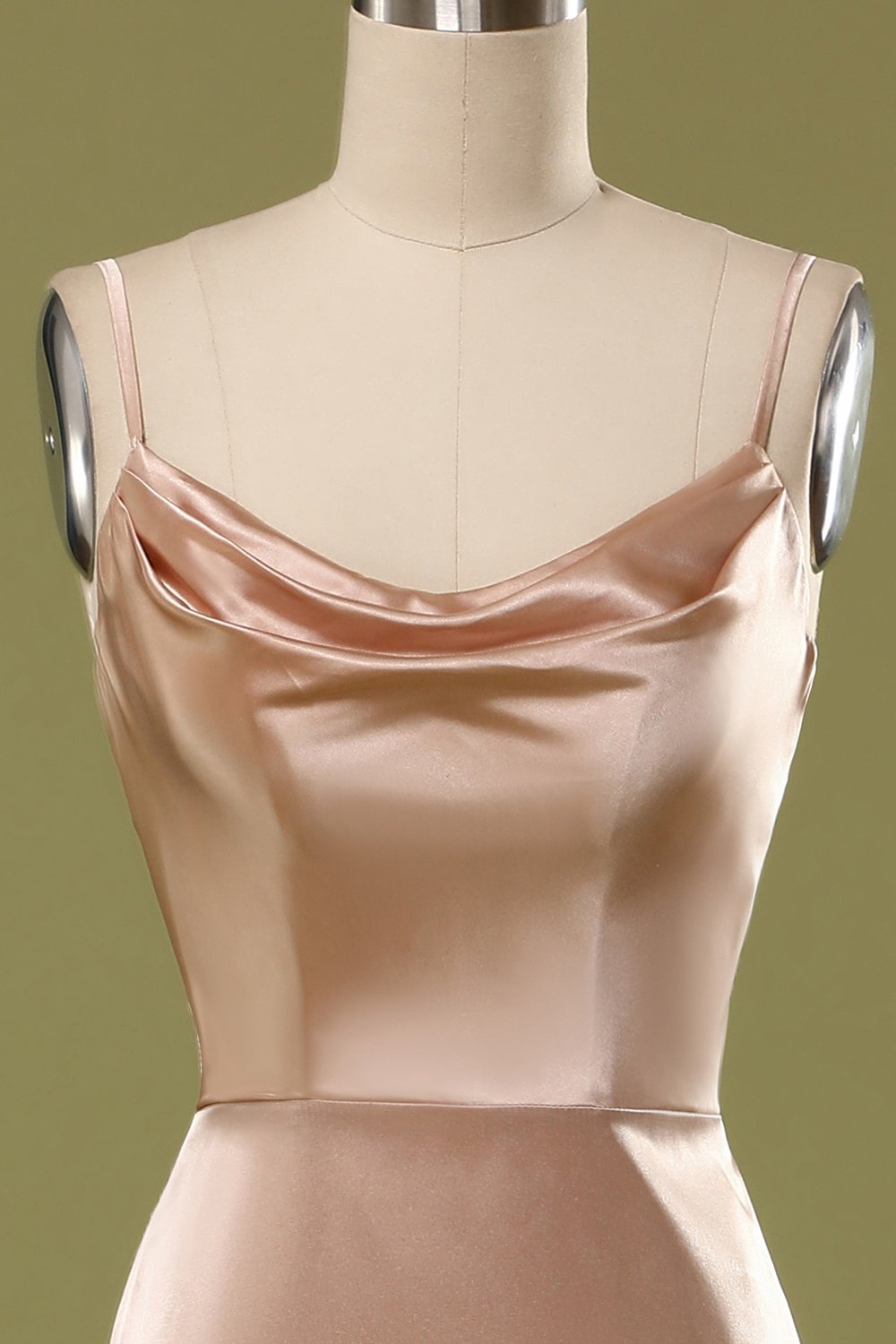 Vestido de satén champán
