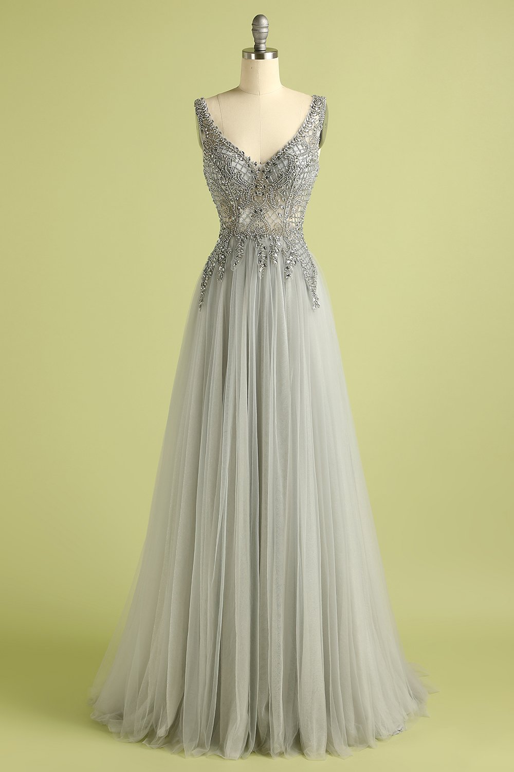 Vestido gris  de fiesta con cuello en V con cuentas