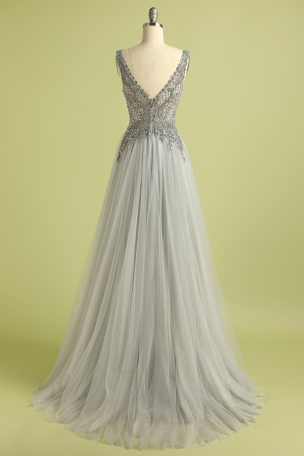 Vestido gris  de fiesta con cuello en V con cuentas