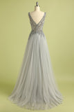 Vestido gris  de fiesta con cuello en V con cuentas