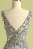 Vestido gris  de fiesta con cuello en V con cuentas