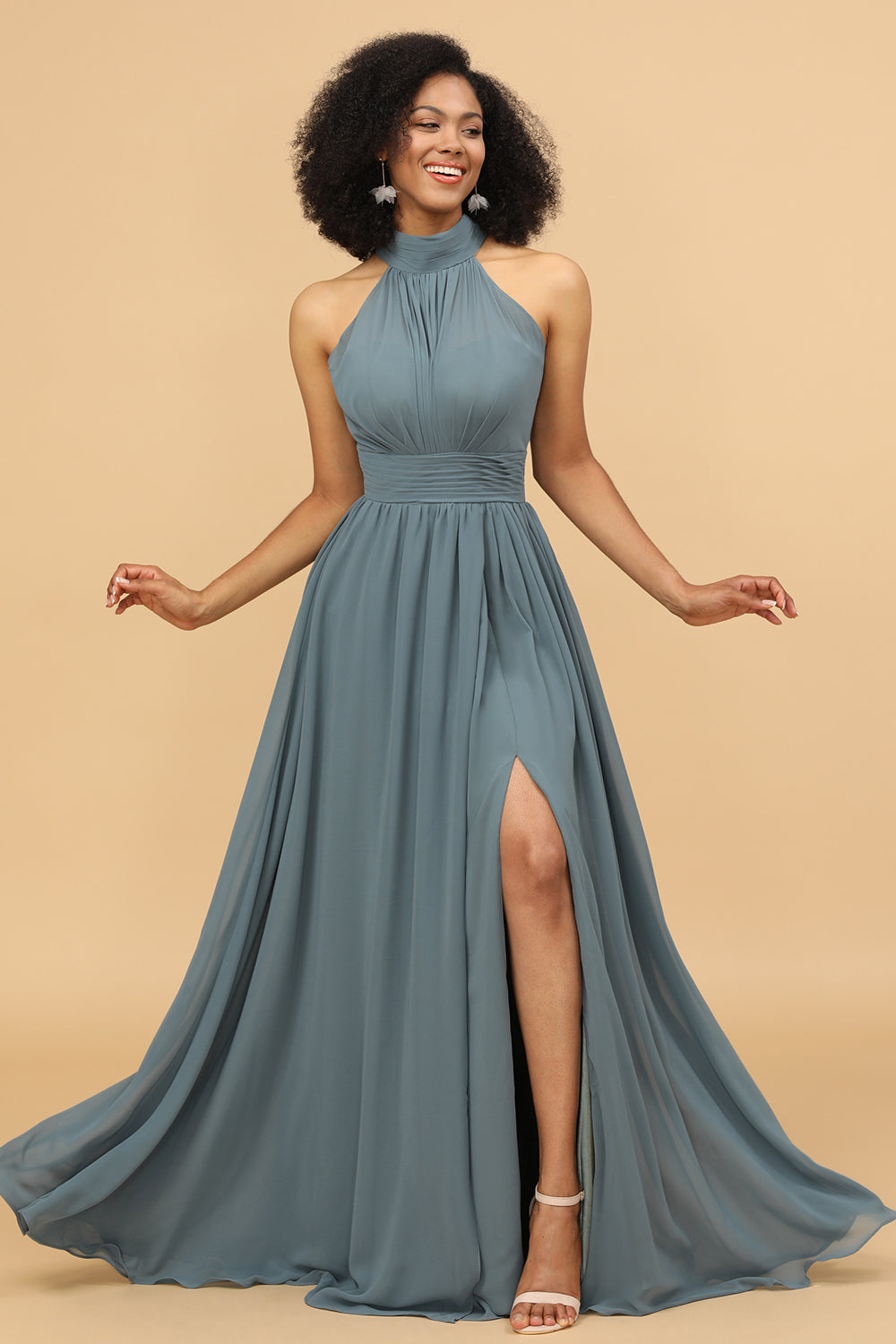 Vestido de dama de honor larga gris halter con hendidura